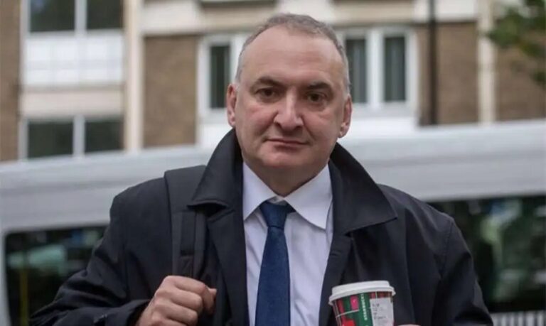 إستقالة كريس وورمالد لارتباطه بإبستين