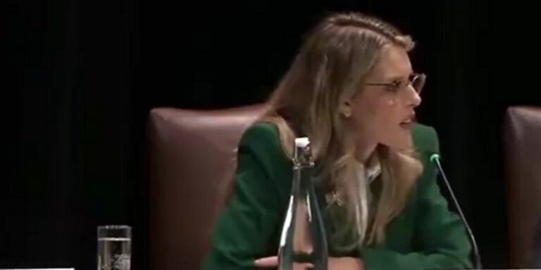 إقالة مسؤولة في البيت الأبيض بعد مشادة بسبب طلبها تعريف “معاداة السامية” (فيديو)