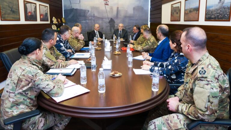 اجتماع أمني للبحث في سبل تحسين رواتب العسكريين