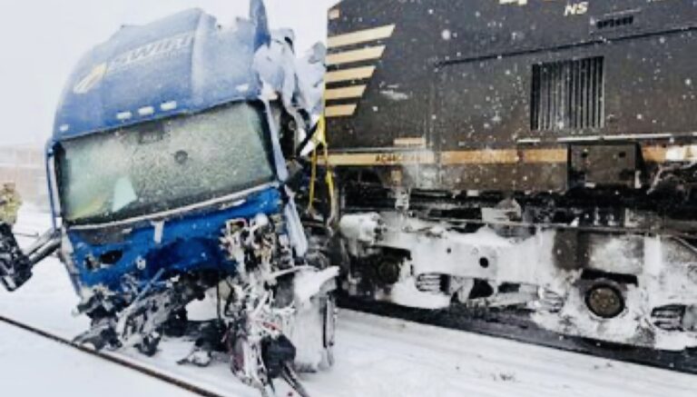 قطار يصطدم بشاحنة في أميركا (فيديو)