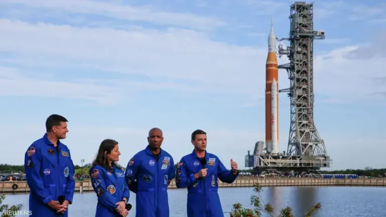 رواد فضاء على أعتاب أول رحلة للقمر منذ 1972!