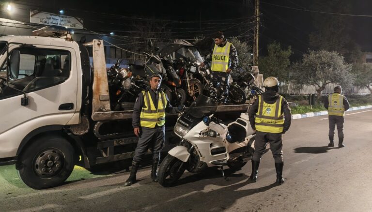 احتجاز عشرات الدراجات النارية والمركبات (صور)