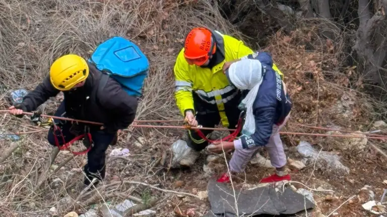إنقاذ عاملة بعد سقوطها في منطقة حرجية