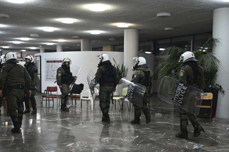 اشتباكات عنيفة داخل جامعة في اليونان! (فيديو)