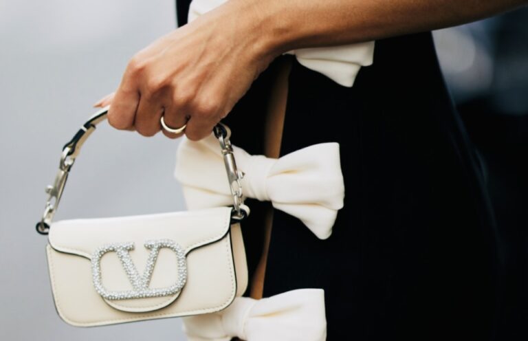 حقائب اليد الصغيرة تتصدر الموضة! (صور)