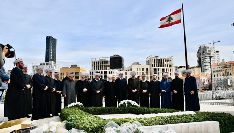 دريان يزور ضريح الحريري: لن يُسقطوا راية لبنان التي رفعها الشهيد (صور)