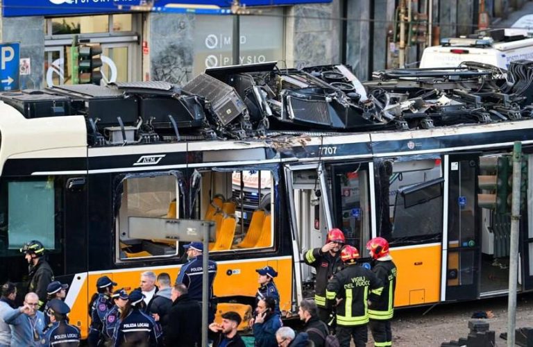 قتيل و40 مصاباً بانحراف ترام في ميلانو