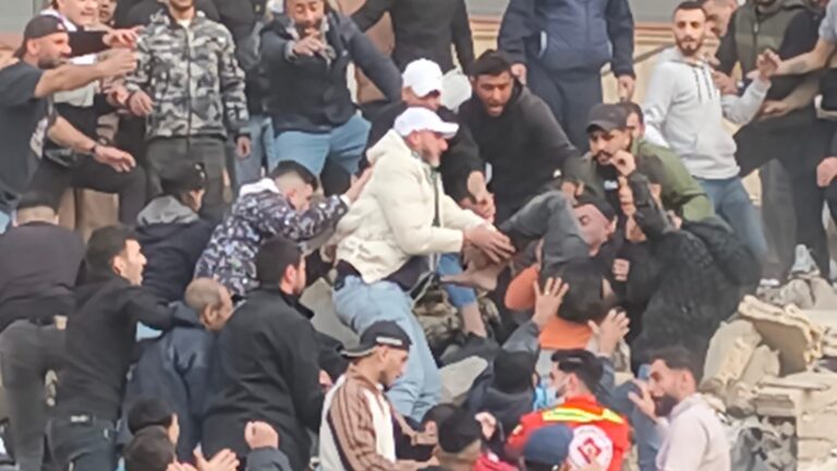 إنقاذ 4 أشخاص من مبنى طرابلس المنهار (صور وفيديو)