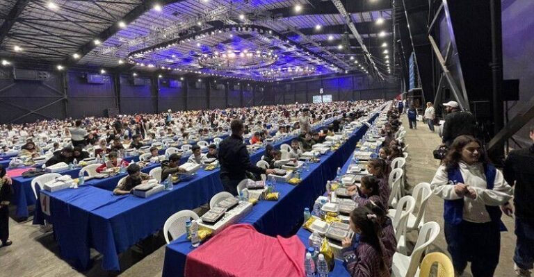 لبنان يحقق رقماً قياسياً بأكبر مائدة إفطار! (فيديو)