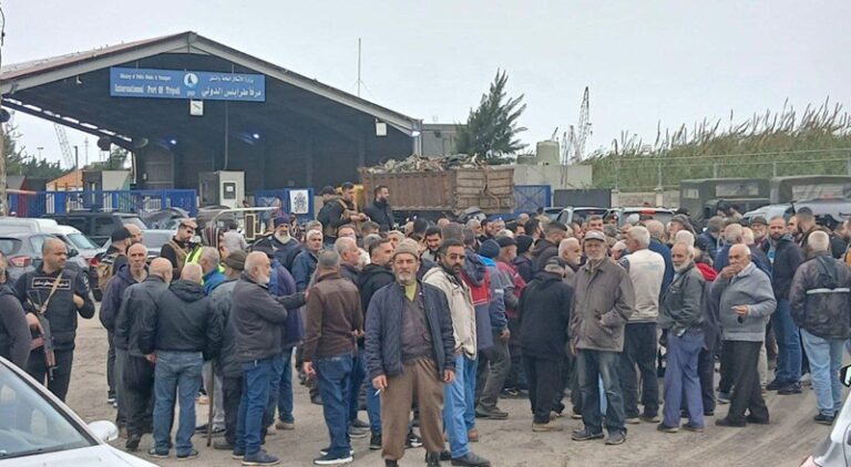 اعتصام نقابي أمام مرفأ طرابلس تزامناً مع وصول سلام