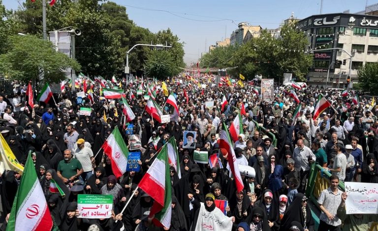 مسيرات حاشدة في إيران وباكستان حداداً على استشهاد خامنئي (فيديو)