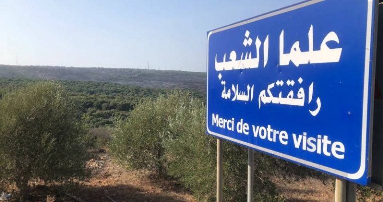 أهالي علما الشعب يتجمعون داخل الكنيسة رفضًا للنزوح