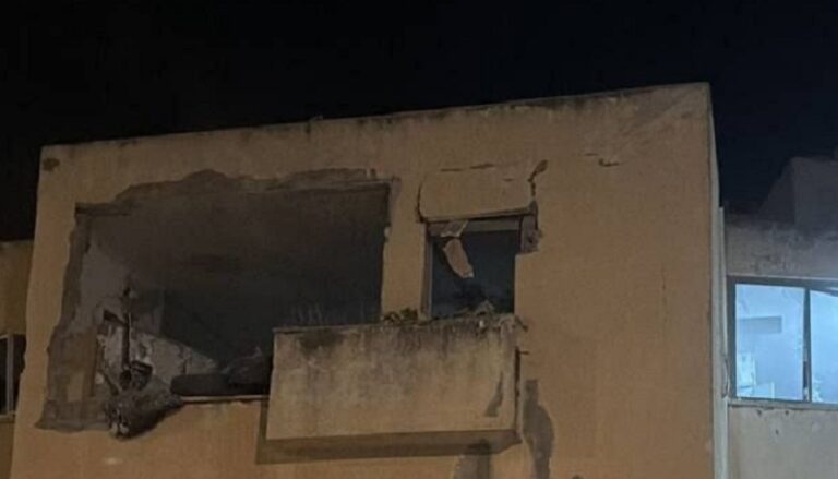 بالفيديو.. مقذوفات من صاروخ انشطاري في”حيفا” و”نهاريا”