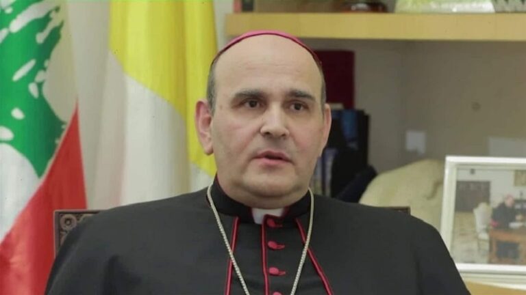 قافلة إنسانية بقيادة السفير البابوي تصل إلى رميش ودبل وعين إبل