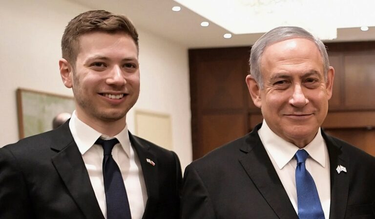 ناشط أميركي لإبن نتنياهو: هل مات والدك؟ (صورة)