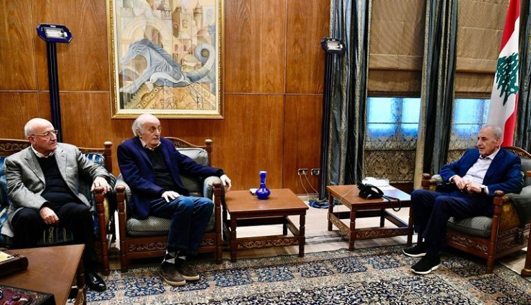 جنبلاط بعد لقاء بري: المحنة كبيرة لكن الشعب لبنان سيتجاوزها