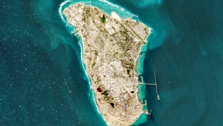 “تانكر تراكرز”: شحن 2.7 مليون برميل من النفط الخام من جزيرة خارك