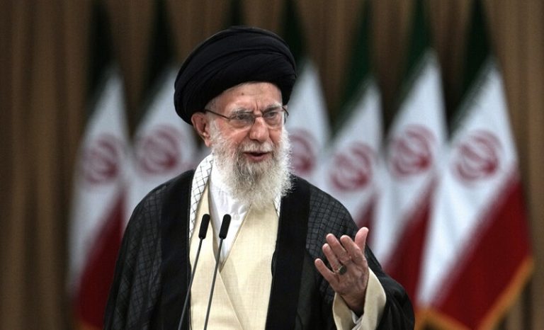 اقتحام القنصلية الأميركية في باكستان (فيديو)