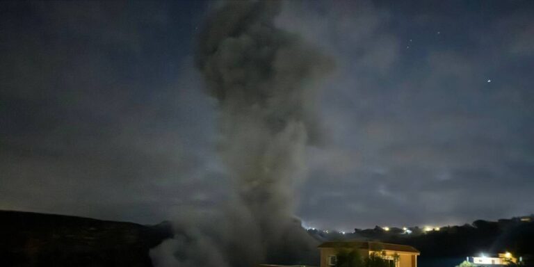 استهداف شقة سكنية في ساحل علما (فيديو)