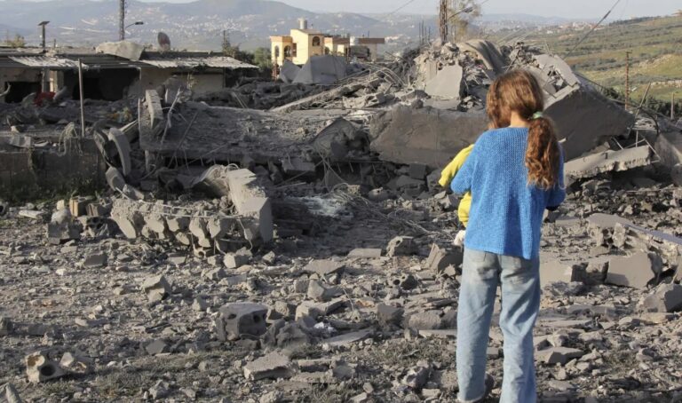 4 أشخاص تحت الأنقاض بغارة القليلة