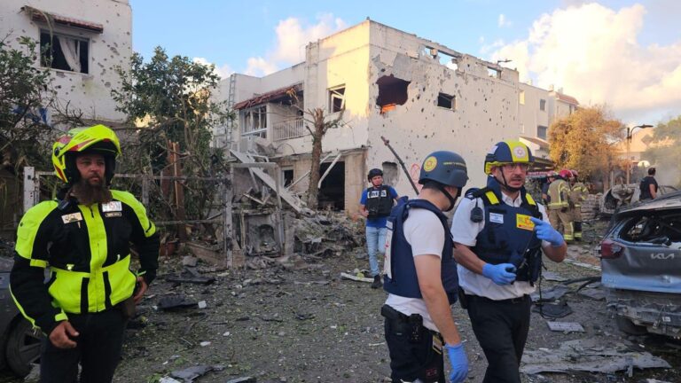 مصابتان وأضرار في المطلة بصواريخ المقاومة