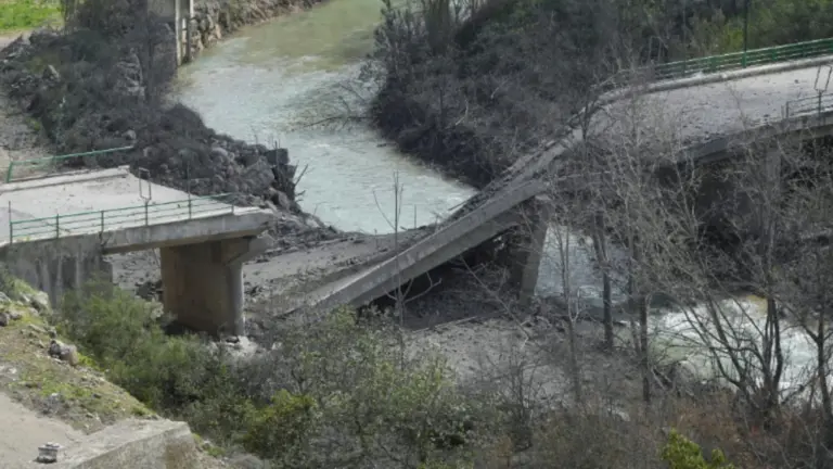 آثار الدمار على طريق الخردلي (فيديو)