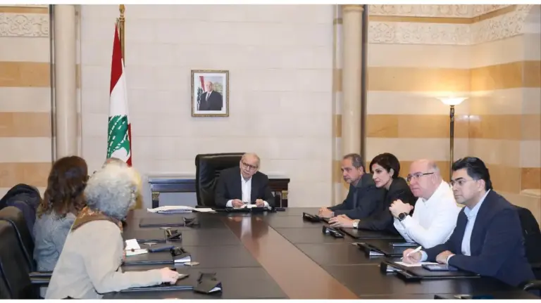 الحكومة تضع رقمًا ساخنًا للنازحين في المراكز لتلقي الشكاوى