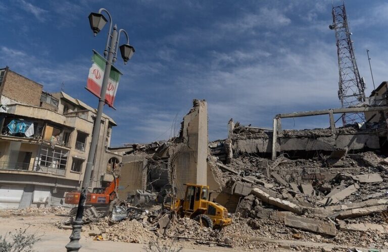 14 شهيدًا باستهداف مجمع قضائي في إيران