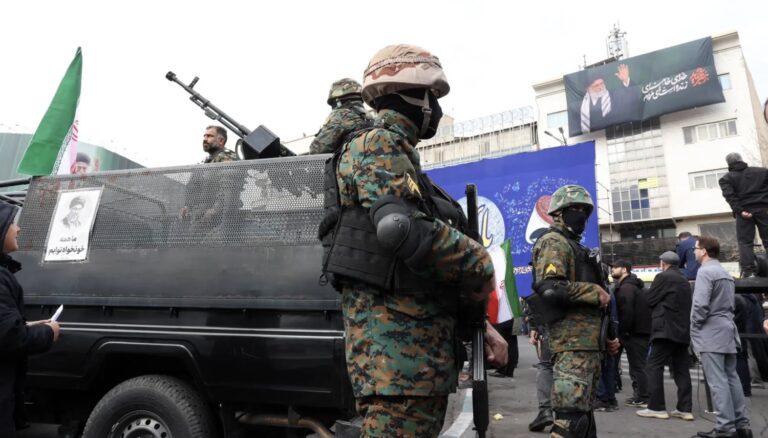 إيران تعتقل 30 شخصًا بتهم نقل معلومات