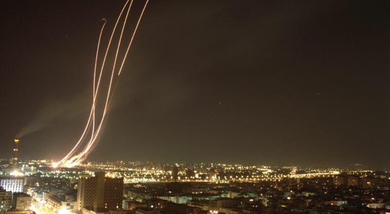صواريخ من إيران ولبنان تضرب الوسط و”الشمال”.. إصابات وأضرار في “بني براك” وانفجارات تهزّ الكيان! (فيديو)
