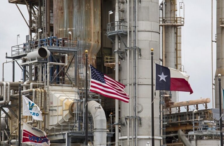 انفجار ضخم بمصفاة نفط في تكساس (فيديو)