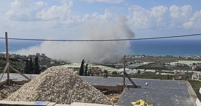 3 شهداء وجرحى باستهداف منزل في خيزران – السكسكية (فيديو)