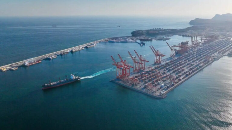 إيران تستهدف سفينة أميركية في سلطنة عمان