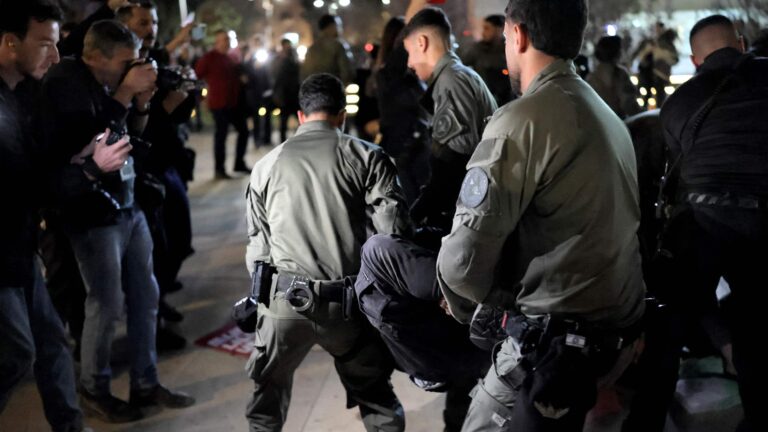 شرطة الاحتلال تفرّق متظاهرين مناهضين للحرب في “تل أبيب” (فيديو)