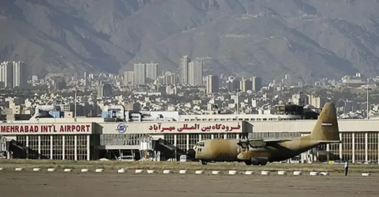 استهداف طائرة مدنية في مطار مشهد