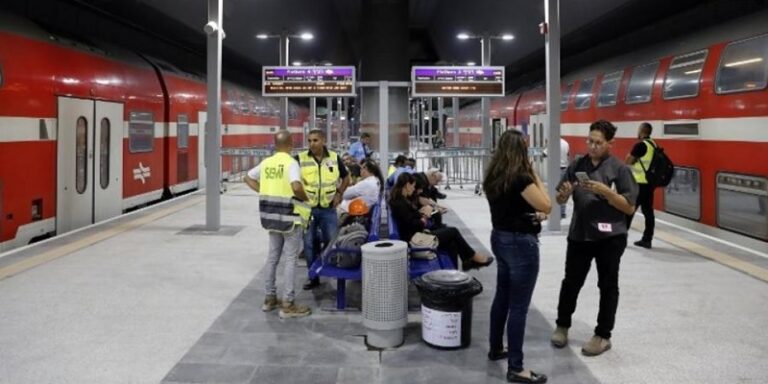 اختراق لوحات المعلومات في محطات القطارات “الإسرائيلية”: “إخرجوا بسرعة” (صورة)