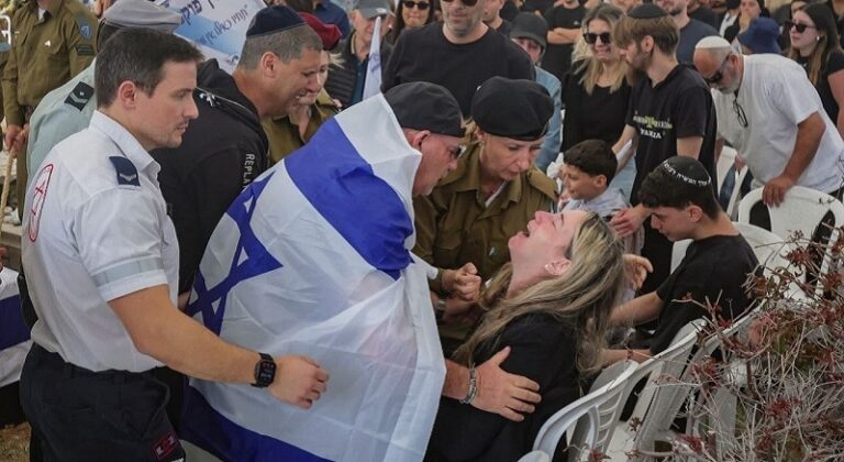 ضربة الطيبة كانت قاسية على الكيان.. ووالد القتيل ينهار (فيديو)