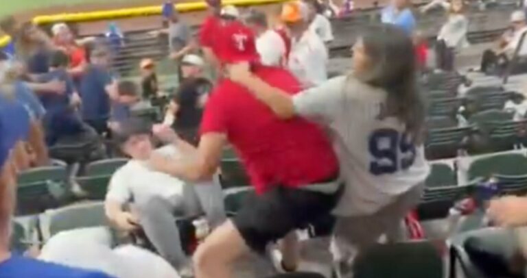 معركة جماهيرية عنيفة خلال مباراة “يانكيز” و”رينجرز”! (فيديو)