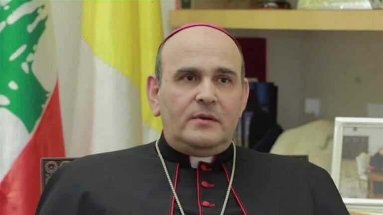 موكب السفير البابوي يصل إلى مكان الإستهداف في الطيري