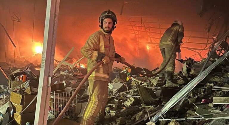 الاحتلال يستهدف محيط مستشفى تبنين الحكومي (فيديو وصور)