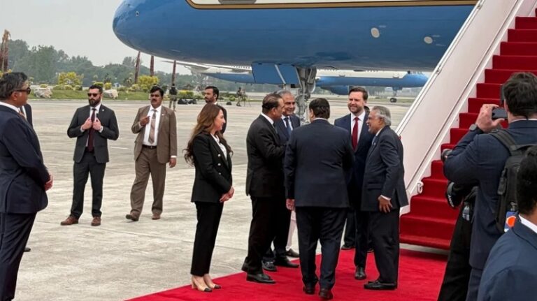 الوفد الأميركي يغادر إسلام آباد