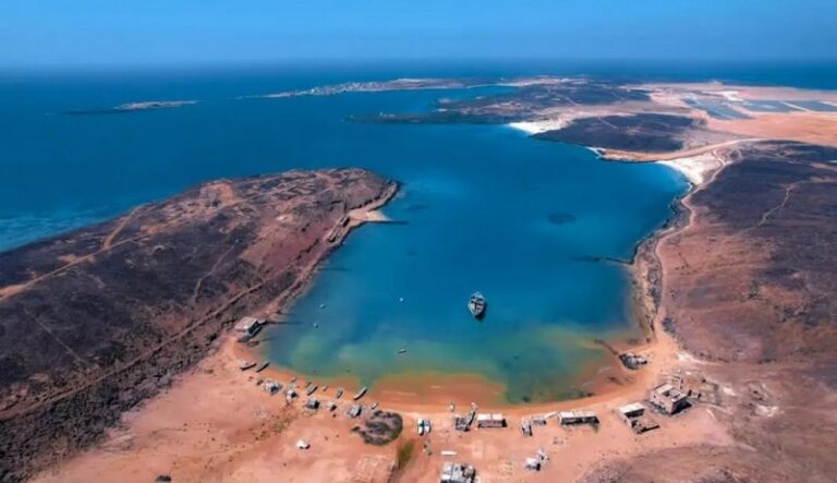 “أسوشيتد برس”: الحصار البحري على إيران قد يؤدي لإغلاق مضيق باب المندب