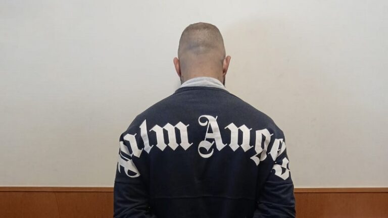 ضربه حتّى الموت أمام أولاده.. وتوقيف المشتبه به