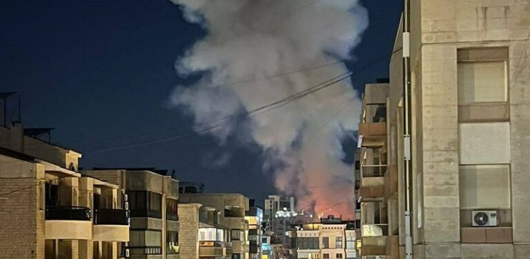 عدد كبير من الإصابات بالغارة على الجناح.. وتضرر 20 سيارة! (فيديو)