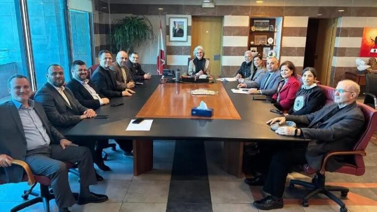 كرامي تتسلم وثائق للمناهج الجديدة: مستمرون في معاندة الظروف الصعبة