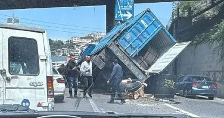 جريح في انقلاب شاحنة على أوتوستراد نهر إبراهيم