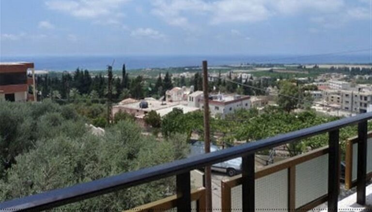 7 مواطنين محاصرين في المنصوري