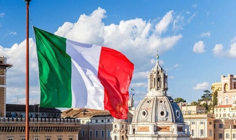 جدل واسع في إيطاليا حول “مكافأة المحامين” لإقناع المهاجرين بالعودة الطوعية