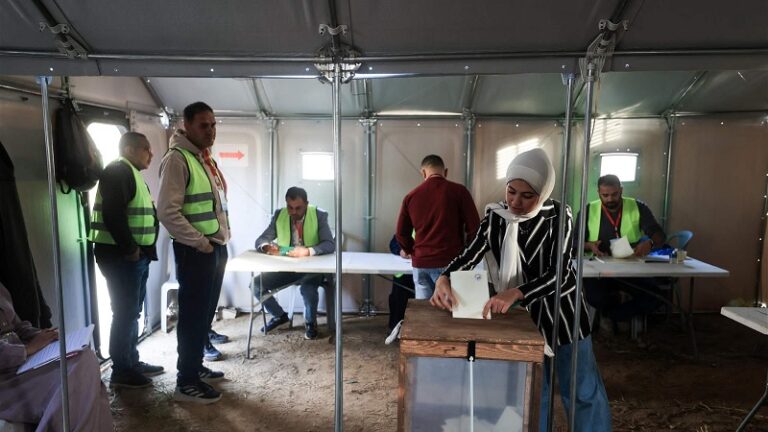 بدء التصويت بالانتخابات البلدية في “الضفة” ووسط غزة