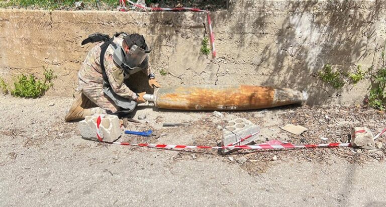 الجيش: فككنا قنبلة طيران غير منفجرة في بلدة تبنين – بنت جبيل (صور)